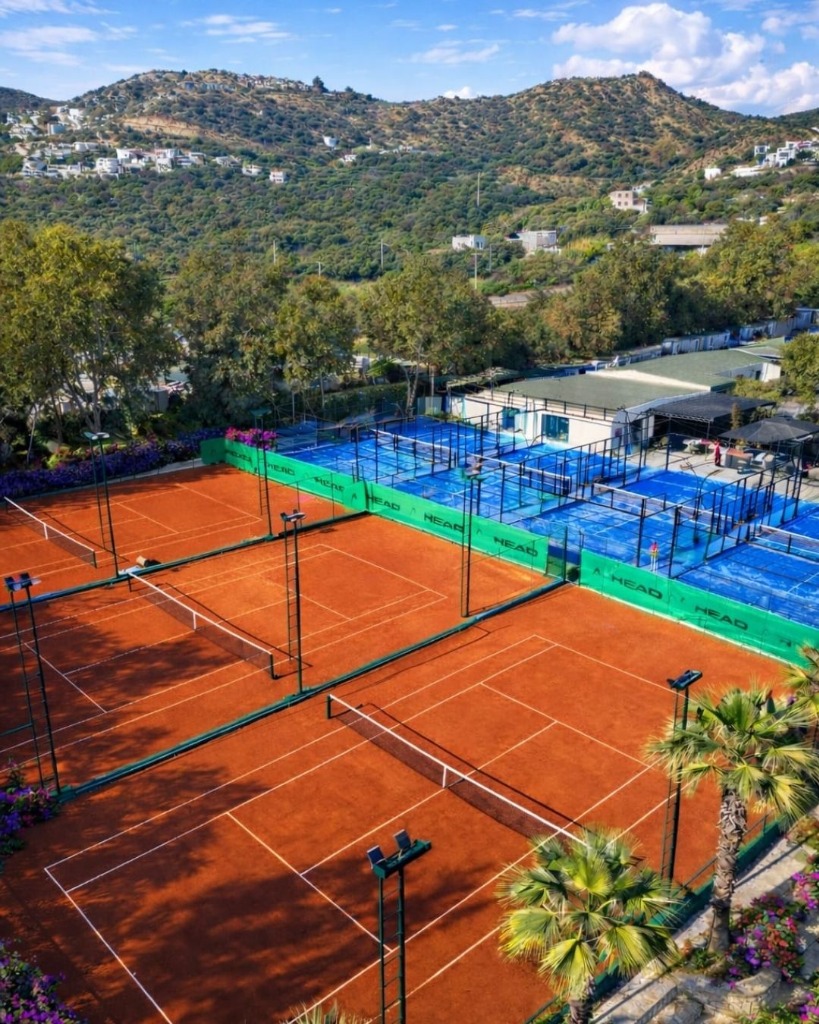 Modern Bodrum Tesis Kortları Tepeden